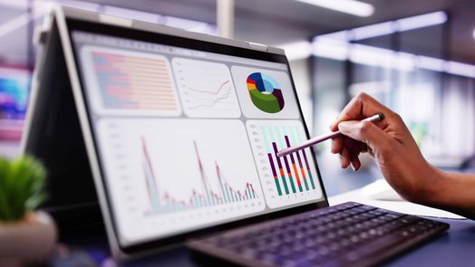 profesional analizando datos de marketing digital en ordenador